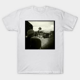 One O'Clock Gun being fired at Edinburgh Castle T-Shirt